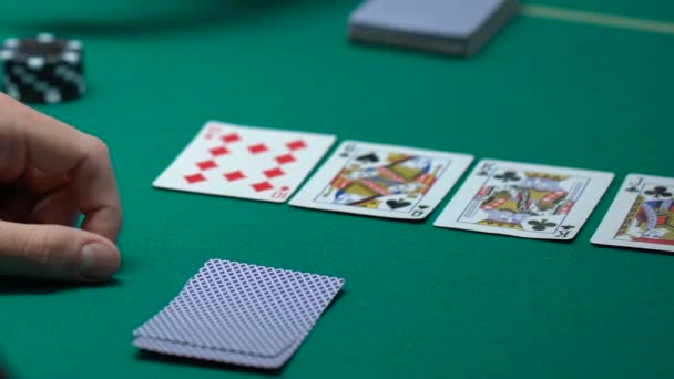 Afortunado jugador que comprueba tarjetas, combinación ganadora en el póquer, as-alta recta — Vídeo de stock