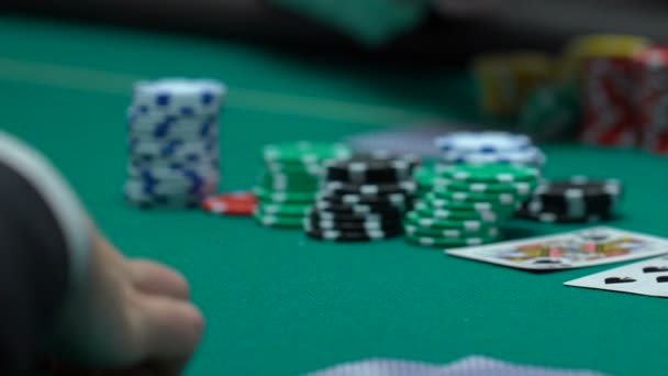 专业赌徒全押, 投注金钱和财产, 自信取胜 — 图库视频影像