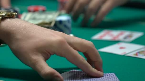 Spieler deckt Karten auf, gewinnt Geld und Haus, zwei Paare Kombination, Vermögen — Stockvideo