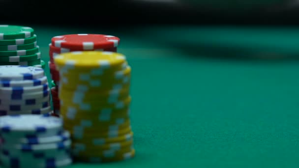 Casino croupier mettre des cartes sur la table verte, jetons de poker close-up, d'affaires — Video