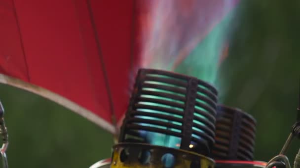 Крупный план наполнения воздушного шара открытым пламенем с подогревом воздуха, экотуризм — стоковое видео