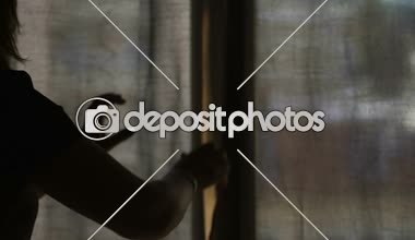 Genç kadın açılış perde, sabah otel odasında, hostes hizmetleri temizlik