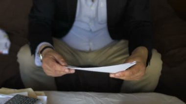 Adam için yarar, büyük Bill saymak için hesap makinesini kullanarak borç sorunu şok