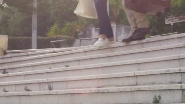 Açık havada, merdivenden turist otel yolda gidiş bavul çift