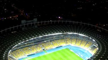 Kiev, Ukrayna, fütüristik modern inşaat Olimpik Stadyum aydınlatılmış