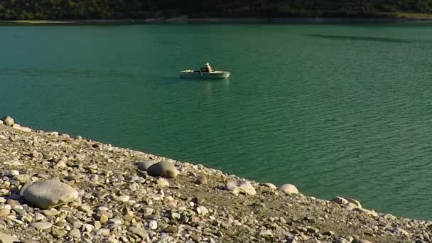 Barco de remos del viejo en el río ancho, unidad con la naturaleza, pesca en retiro — Vídeo de stock