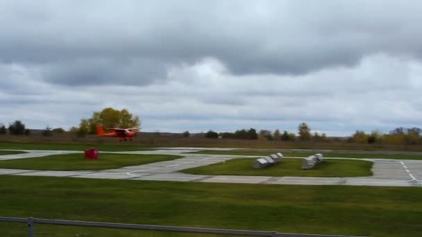 Aircraft landing on runway, cancellation of flight due to weather, thunderclouds — Stock Video