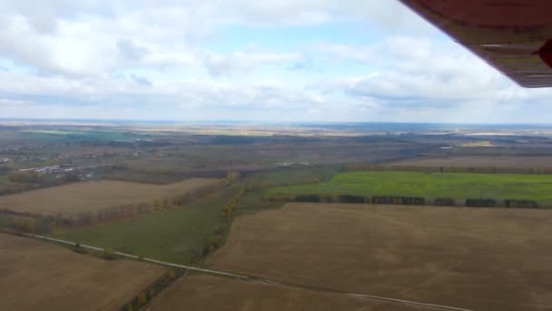 POV desde aviones de deportes ligeros, visión agrónoma campos de rendimiento, agricultura — Vídeos de Stock