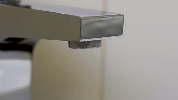 Utilisation du robinet dans les toilettes publiques, contrôle de la qualité de l'eau et équipements sanitaires — Video