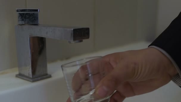 Su musluk, içmeyi, ucuz motel kötü hizmet çalışan adam geliyor — Stok video