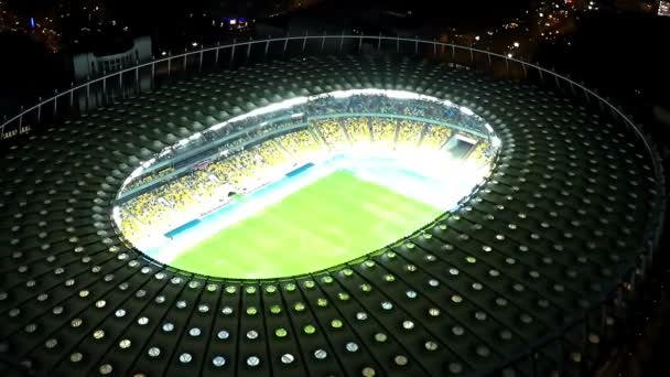 Stadio Olimpico di Kiev, Ucraina, costruzione futuristica illuminata, vista dall'alto — Video Stock