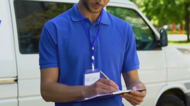 Bildiriminde doldurma ve başparmak-up gösterilen teslim hizmetinden neşeli adam