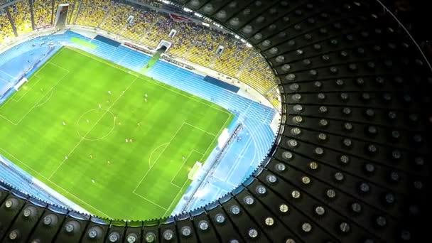 Игроки тренируются футбольный матч, подготовка перед чемпионатом, вид с воздуха — стоковое видео