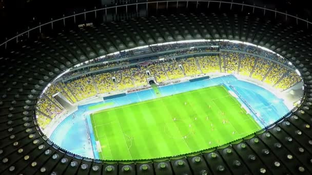 Kiev, Ukrayna, havadan görünümü olimpik stadyum üzerinde eğitim futbol oyuncuları — Stok video