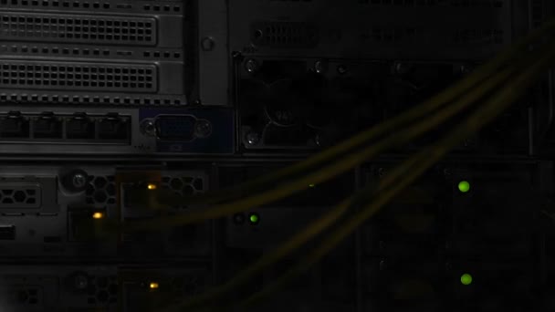 Linterna y sombras en la sala de servidores, piratería del centro de datos, ciberseguridad — Vídeos de Stock