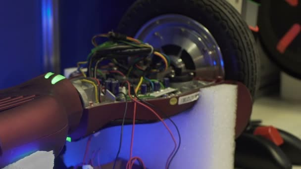 Söktüğünüz segway tamircisi, tekerlek iplik, denetimi çalışma kapasitesi — Stok video