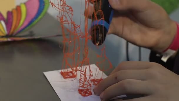 Dítě vytváří 3d hračka, tří rozměrů objektu, inovativní technologie ve škole — Stock video