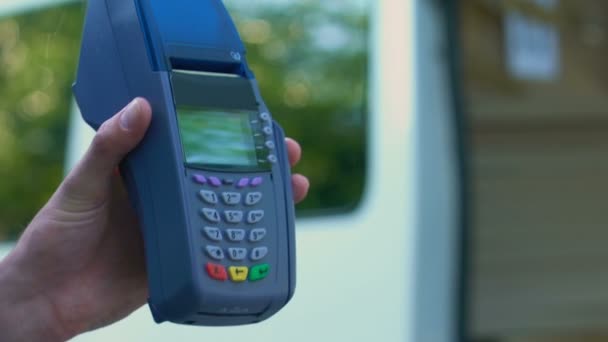 Vrouw zet card betaling terminal en perceel neemt na succesvolle betaling — Stockvideo