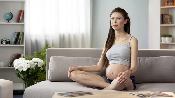 Беременная Женщина Занимается Йогой Дыхательные Упражнения Расслабляющий Дому Здравоохранение — стоковое фото