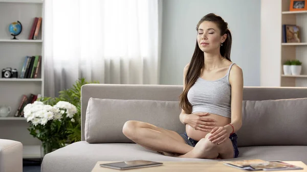 Viitoarea Mamă Meditând Atingând Stomacul Sarcină Sănătoasă Spiritualitate — Fotografie, imagine de stoc