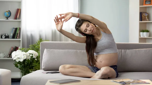 Framtida Mamma Hörlurar Stretching Tillbaka Gör Ljud Träning Övningar — Stockfoto