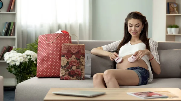 Futura Madre Que Pone Vientre Lindos Zapatos Pequeños Bebé Niña — Foto de Stock