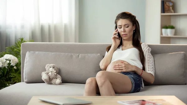 Неуверенная Себе Беременная Женщина Разговаривает Телефону Беспокоится Здоровье Чувствует Себя — стоковое фото