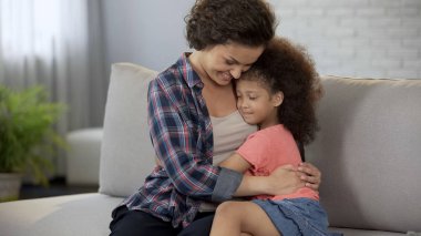 Küçük kızı rahatlatıcı ve onun sonsuz sevgi ile ısınma güzel anne