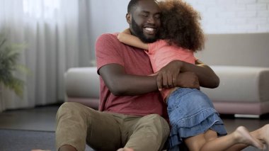 Neşeli baba hugs aziz kız, Aile mükemmel ilişkisi