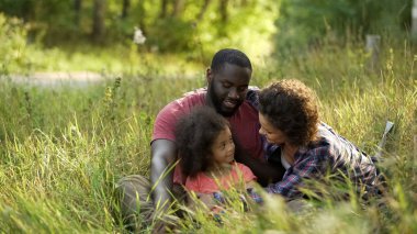 Annem ve babam için sevgili kızının bir sevgi gösterisi, birlikte gülüyor
