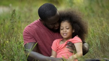 Sevgi dolu baba şefkatle birlikte vakit küçük kızını sarılma açık