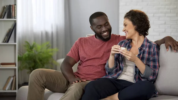 Szczęśliwy Człowiek African American Oglądając Jego Szczęśliwy Dziewczyna Otwarcie Pola — Zdjęcie stockowe