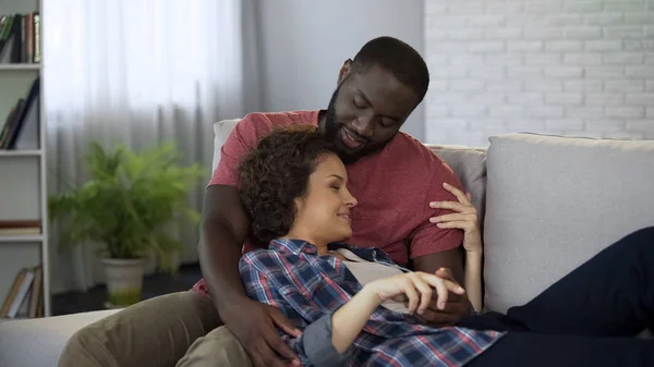 Pasangan Yang Jatuh Cinta Berpelukan Sofa Menikmati Kelembutan Dan Cinta — Stok Foto