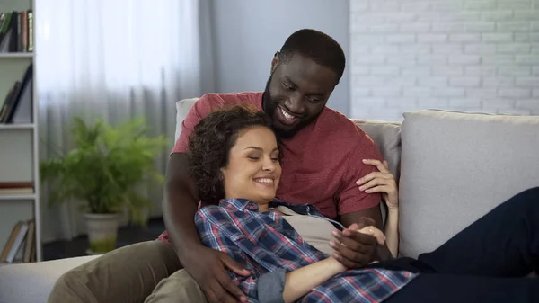 Verliefde Paar Genieten Van Tederheid Houden Handen Met Liefde Harmonie — Stockfoto