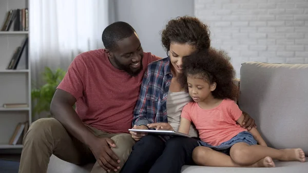 Parents Showing Daughter Her First Photos Tablet Cozy Family Atmosphere — Stock Photo, Image