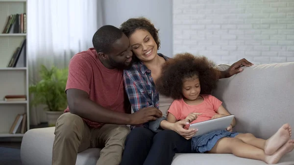 Pais Filhinha Assistindo Desenhos Animados Tablet Família Feliz Juntos — Fotografia de Stock