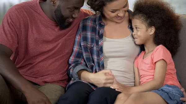 Los Padres Jóvenes Encuentran Enfoque Para Niño Tímido Adoptado Familia —  Fotos de Stock