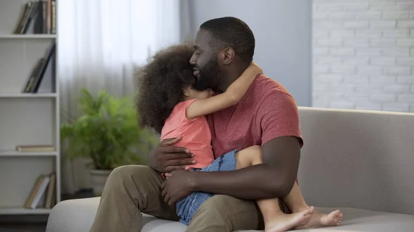 Ayah Memegang Putrinya Pangkuan Dengan Lembut Memeluknya Sadar Orangtua — Stok Foto