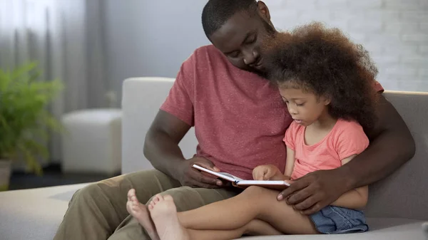 Omtänksam Far Läsa Sagor Högt Till Sin Lilla Dotter Familjen — Stockfoto