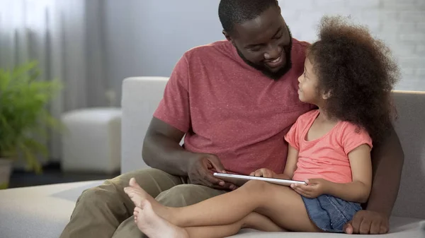 Ayah Menunjukkan Anak Perempuan Bagaimana Bermain Game Pendidikan Tablet Bersenang — Stok Foto