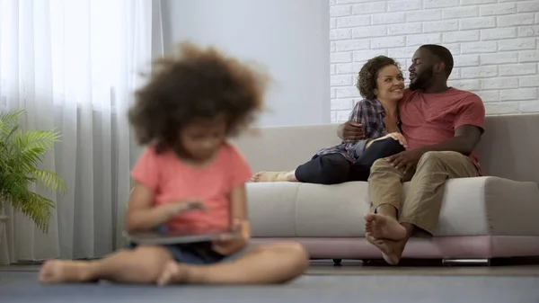 Jovens Pais Desfrutando Passatempo Conjunto Assistindo Sua Filha Brincando Tablet — Fotografia de Stock