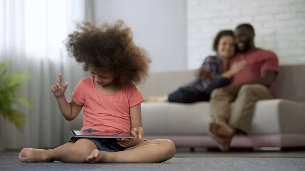 Pequena Menina Cabelos Encaracolados Jogando Tablet Pais Estão Orgulhosos Sua — Fotografia de Stock