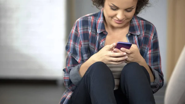 Улыбающаяся Молодая Женщина Общающаяся Друзьями Телефону Приложения Социальных Сетей — стоковое фото