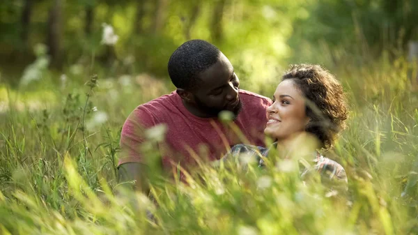 Par Kärlek Spendera Helger Tillsammans Sitter Högt Gräs Park Utomhus — Stockfoto