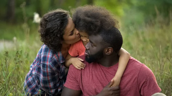 Parents Bienveillants Réconfortant Apaisant Leur Petite Fille Caprices Enfantins — Photo