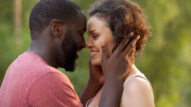 Aşık sarılmak çok memnun bir başka nefis, sensually bakıyoruz