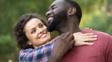 Çift duygu sevgi ve birbirlerine, çok ırklı ilişkileri, aile desteği