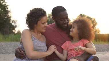 Küçük kız anne ve sevgi ile uyumlu aile mutlu birlikte arıyorsunuz