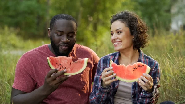 Coppia Multirazziale Mangiare Grandi Fette Succose Anguria Gustosa Ora Esatta — Foto Stock