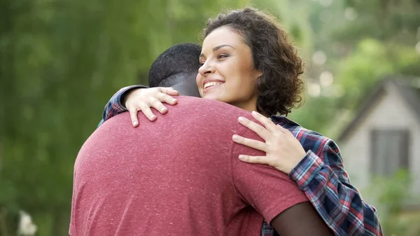 Esposa Apoyo Encontrando Marido Delante Casa Dándole Abrazo Bienvenida —  Fotos de Stock